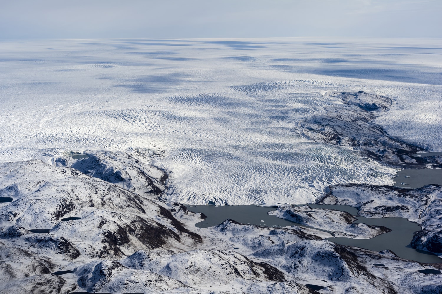 Ice streams and lakes under the Greenland Ice Sheet