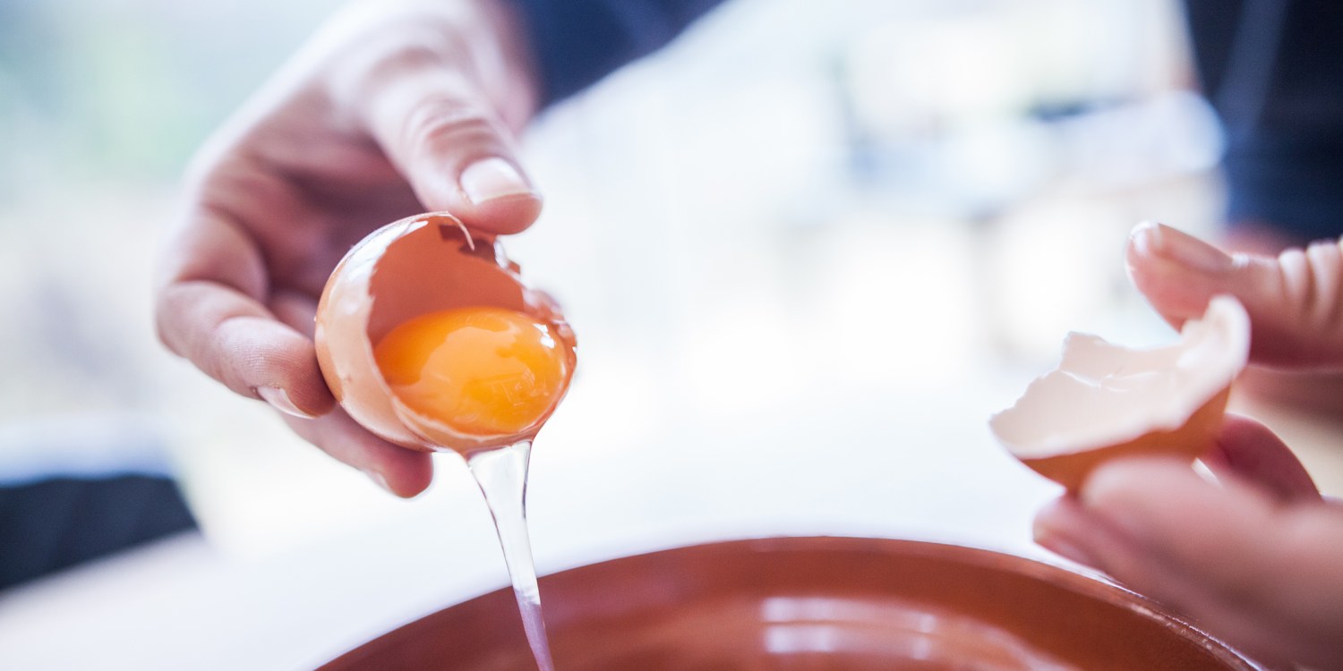 This is the biggest mistake people make when they crack eggs