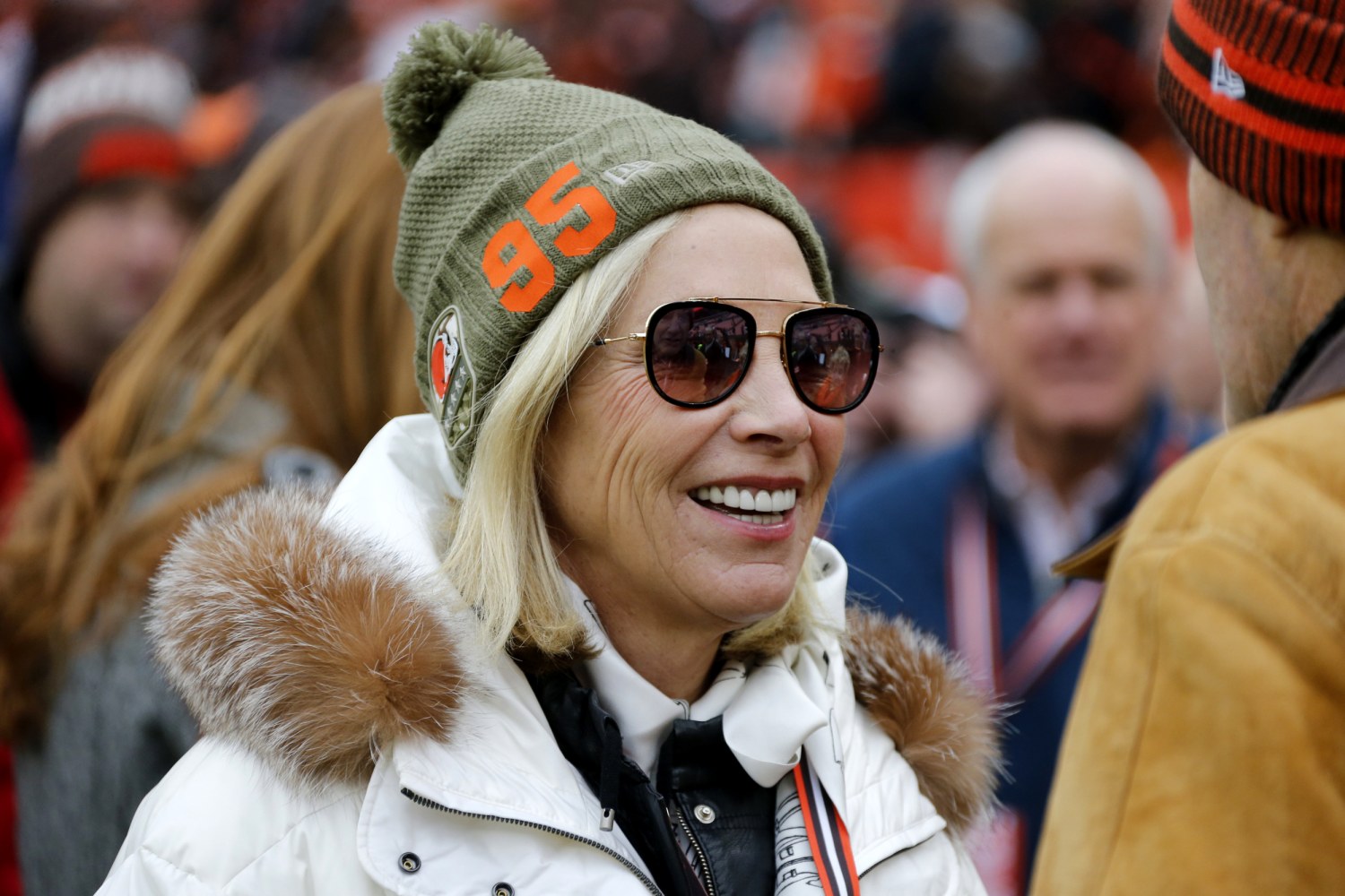 Browns owner wears Myles Garrett's number, fans whack Mason