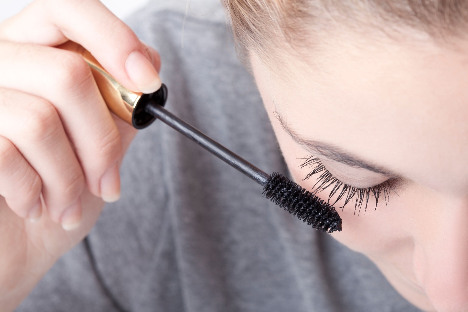 How to put mascara on, according to makeup