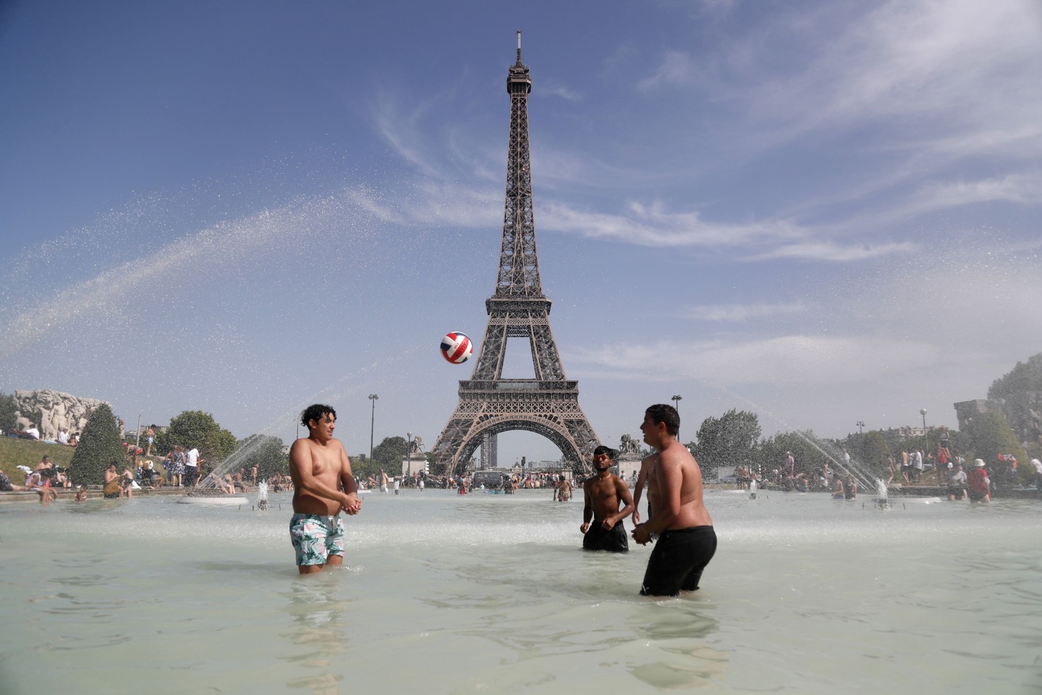 Up to 114 degrees in France Record-breaking heat in Europe forces tourists to adapt