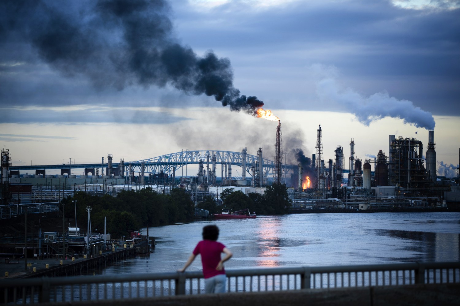 Massive Oil Refinery Leaks Toxic Chemical In The Middle Of Philadelphia