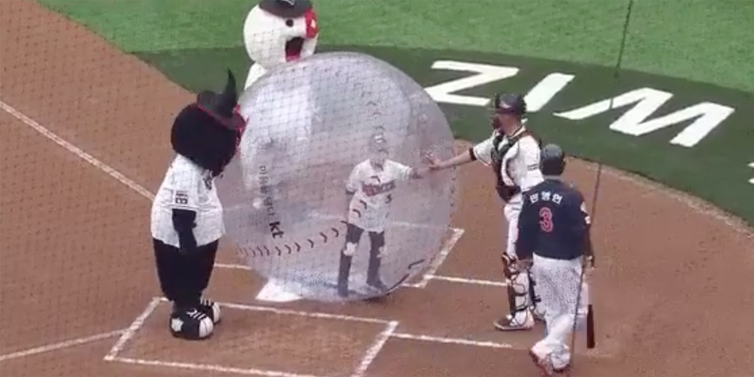 Preschooler throws first pitch at MLB game - Baseball Kid