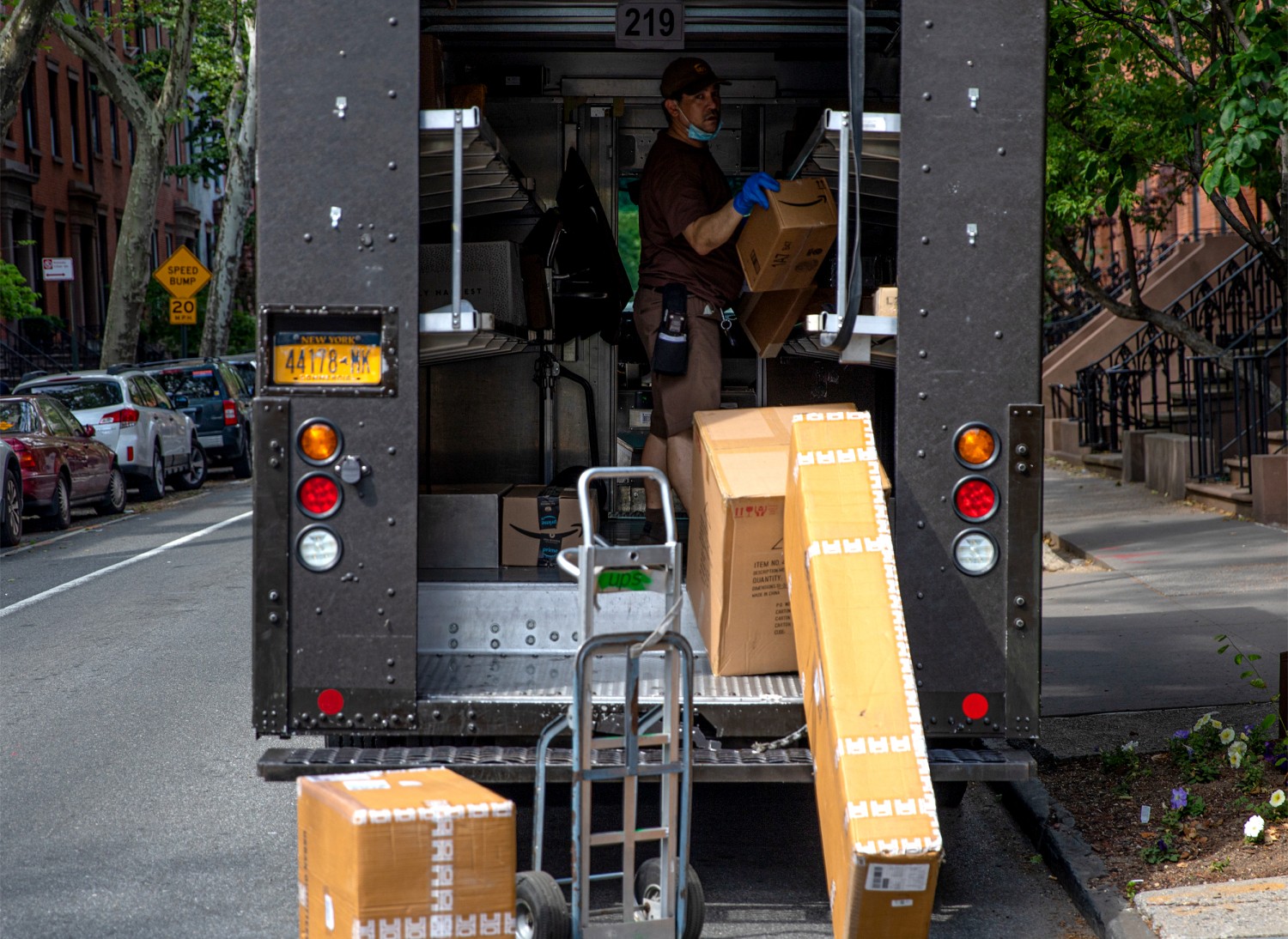 report ups driver not wearing mask