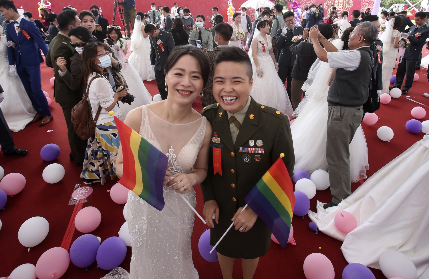 Two lesbian couples marry in mass wedding held by Taiwans military picture