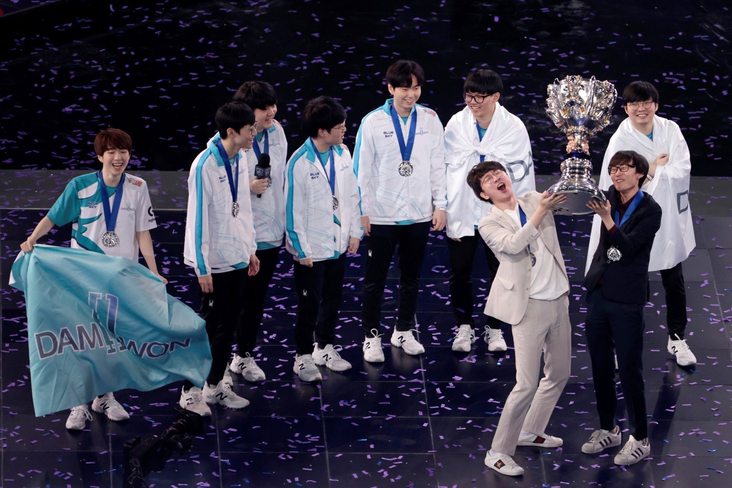 DAMWON Gaming defeats Suning and win Worlds 2020 - League of Legends