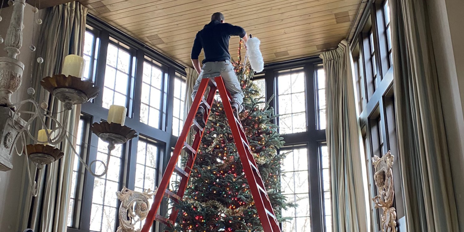 Tim Mcgraw Decorates Giant Christmas Tree, Jokes About Faith Hill