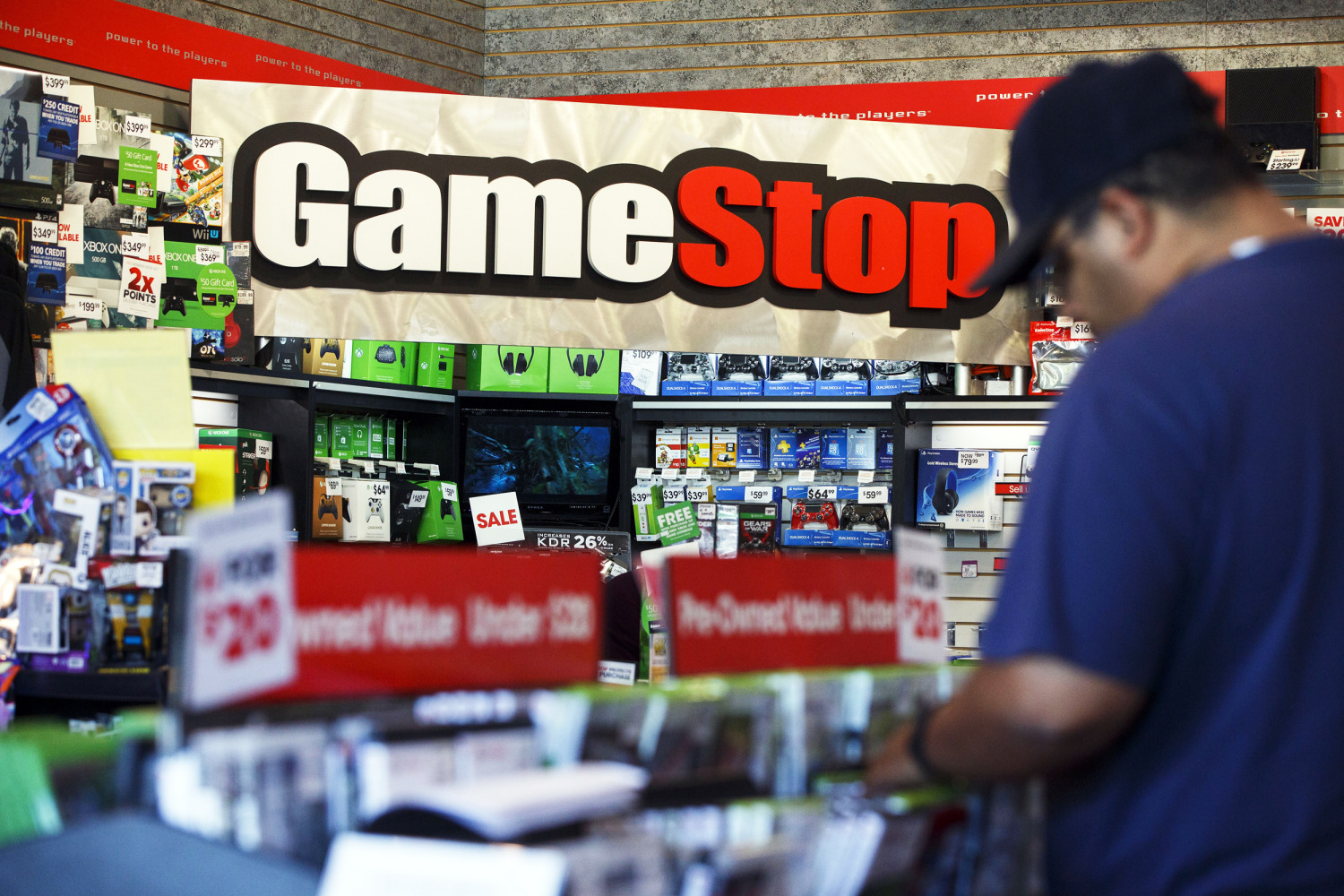 Reddit-fueled GameStop craze pits hedge funds against 'little guy