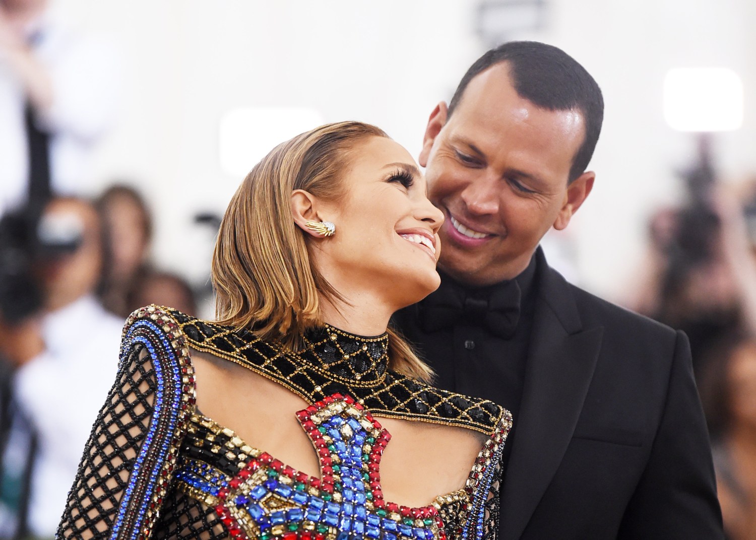 Jennifer Lopez, her twins and Alex Rodriguez's daughters sing him