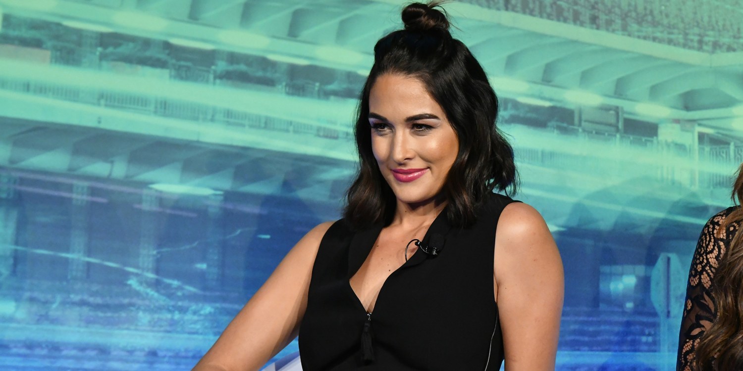 brie bella blue dress Brie bella nikki bella arrivals hi-res stock photography and images