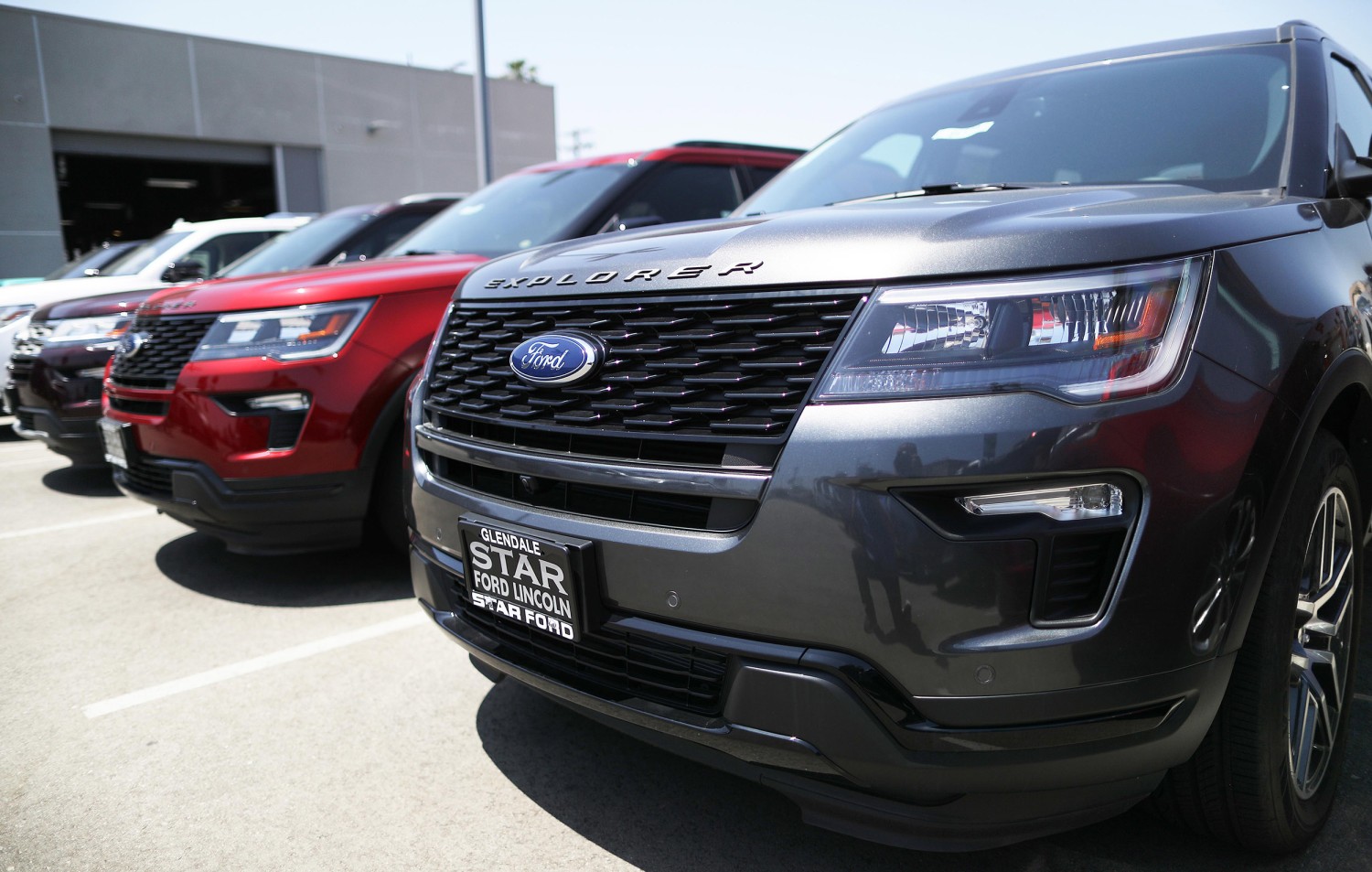 Ford Recalls 661 000 Explorer Suvs Over Fears Of Roof Cover Detaching