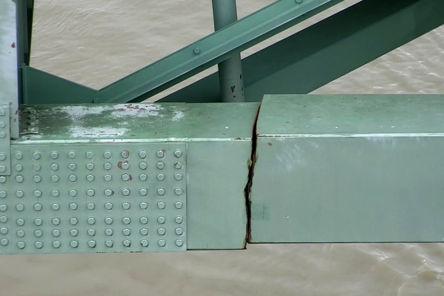 Inspector who failed to catch Mississippi River bridge crack is fired