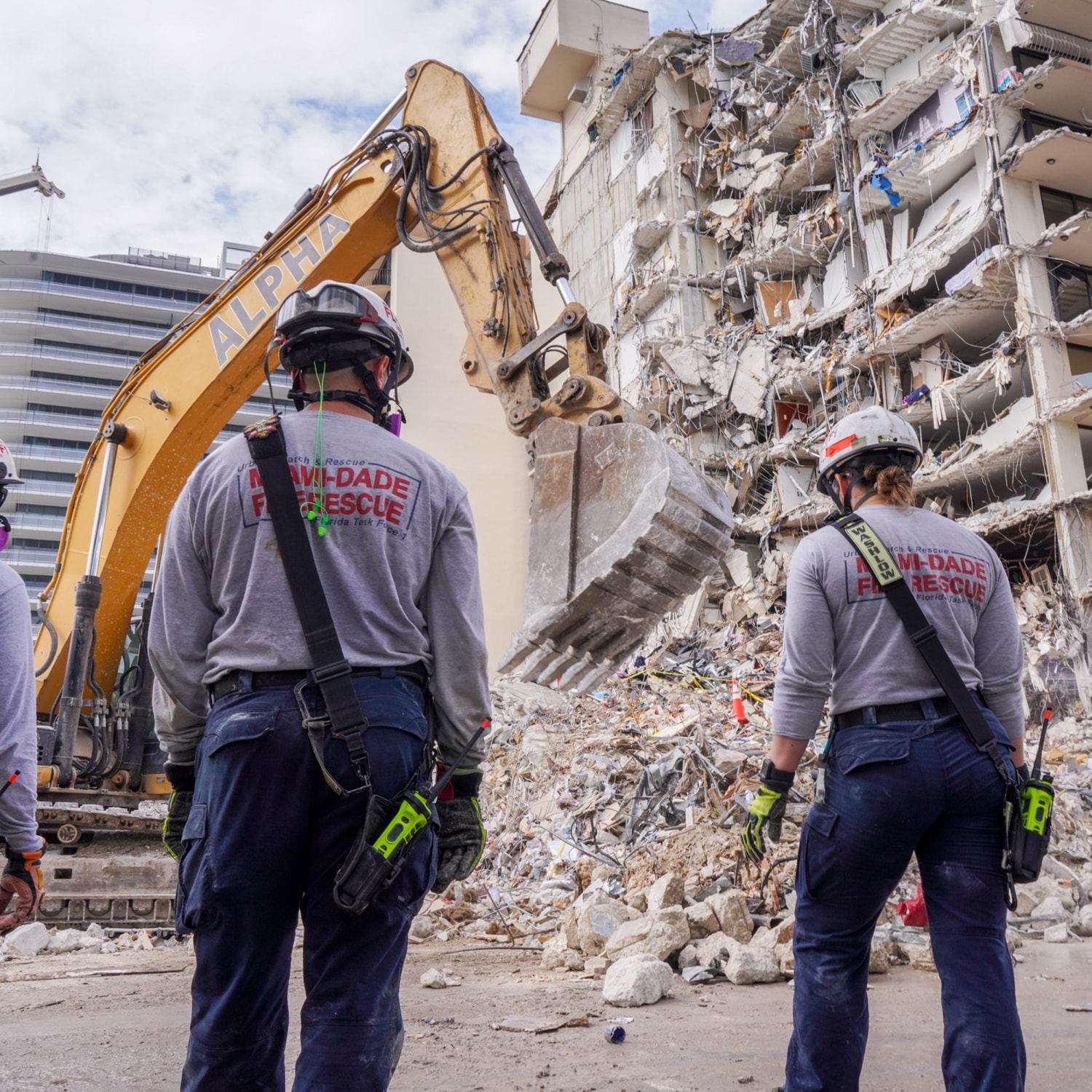 Surfside search-and-rescue efforts paused for demolition prep