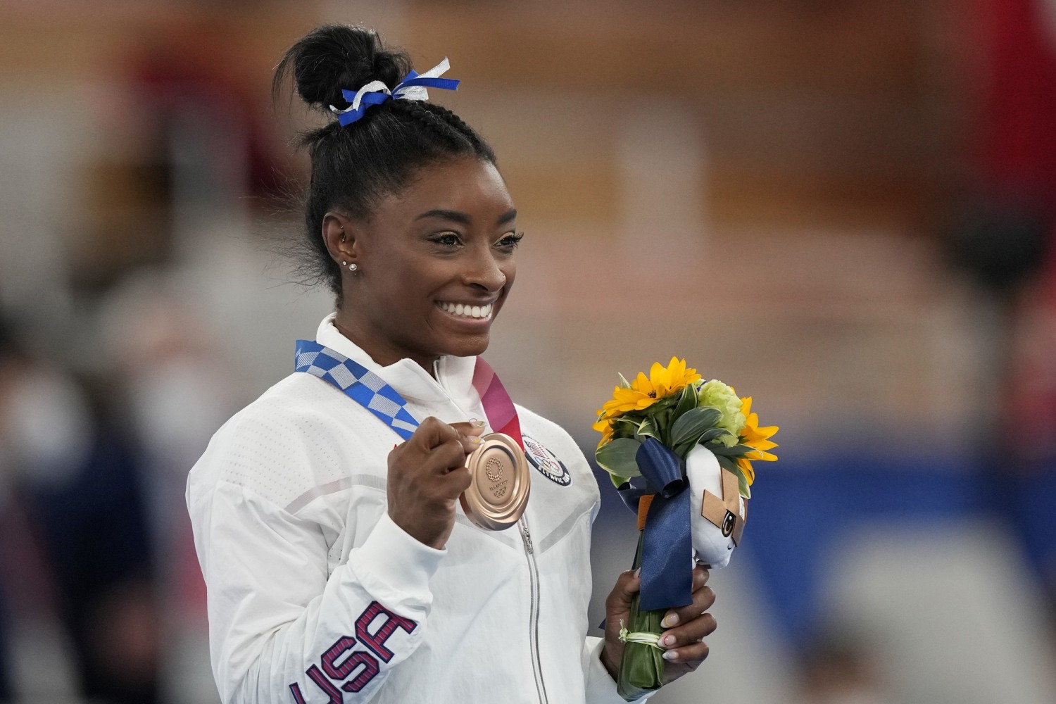 Simone Biles bounces back, wins bronze on balance beam