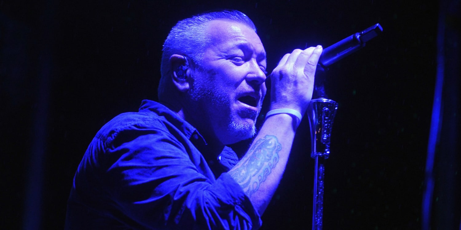 Smash Mouth singer slurs words, threatens fan at Upstate NY concert; see  the wild video 