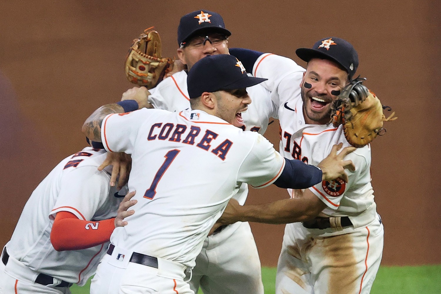 Astros remain in 2nd place after loss to Red Sox