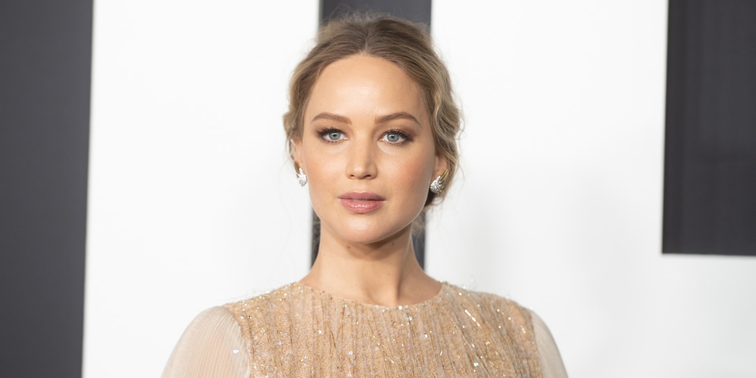 Pregnant Jennifer Lawrence stuns in glittering gold dress
