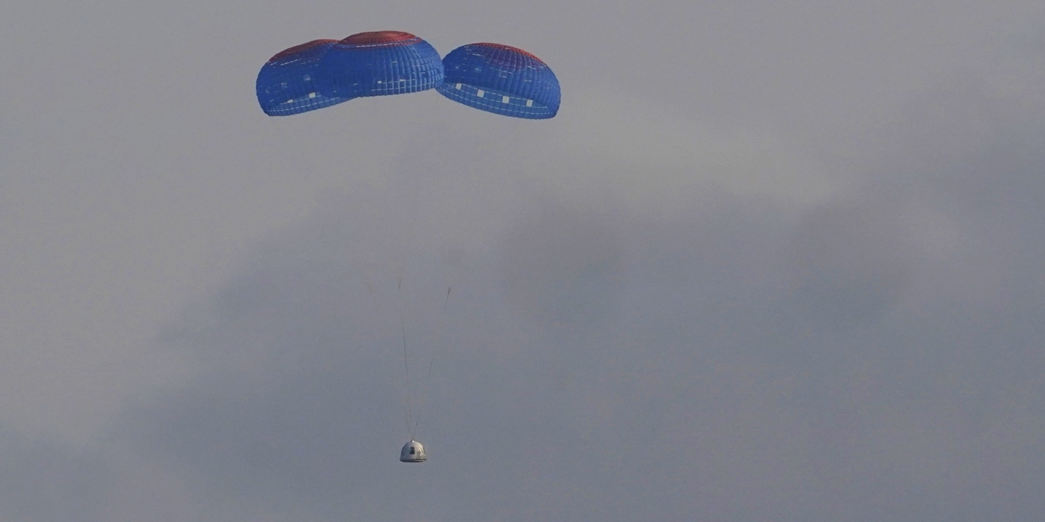 Amazon S Jeff Bezos Makes History With All Civilian Suborbital Flight