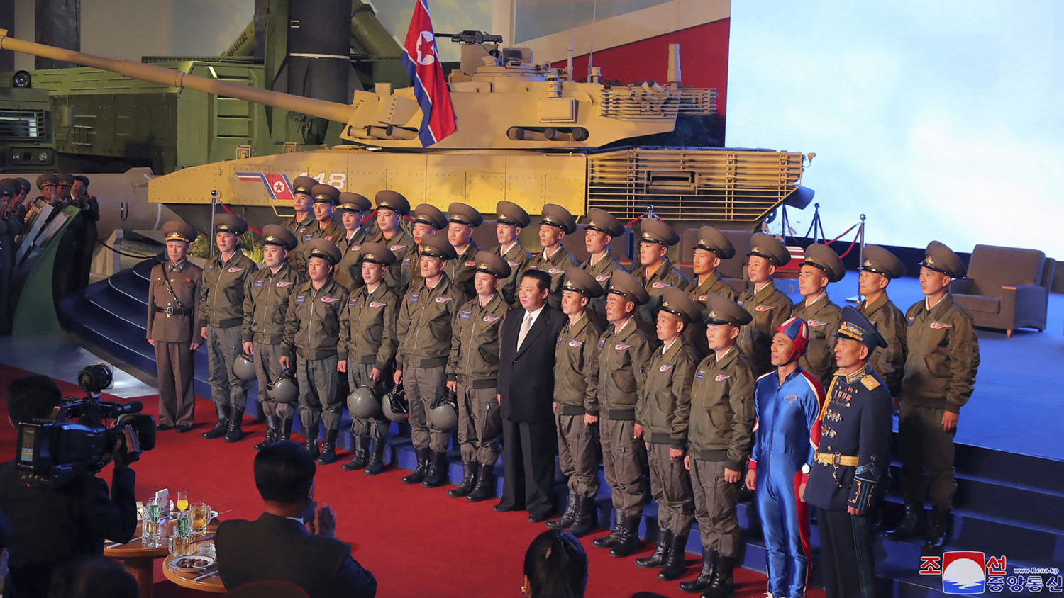 Planta de semillero Juramento Silla Corea del Norte presenta una nueva arma ultra-moderna y sorprende con un  soldado vestido como "una bala de cañón humana"