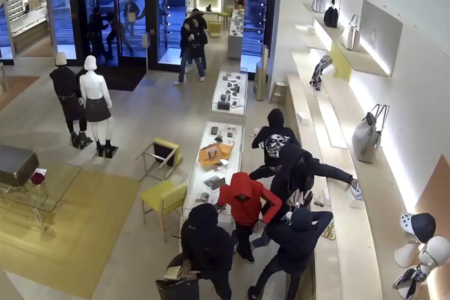 80 Suspects Rob Nordstrom in Smash-And-Grab Frenzy Lasting 1 Minute