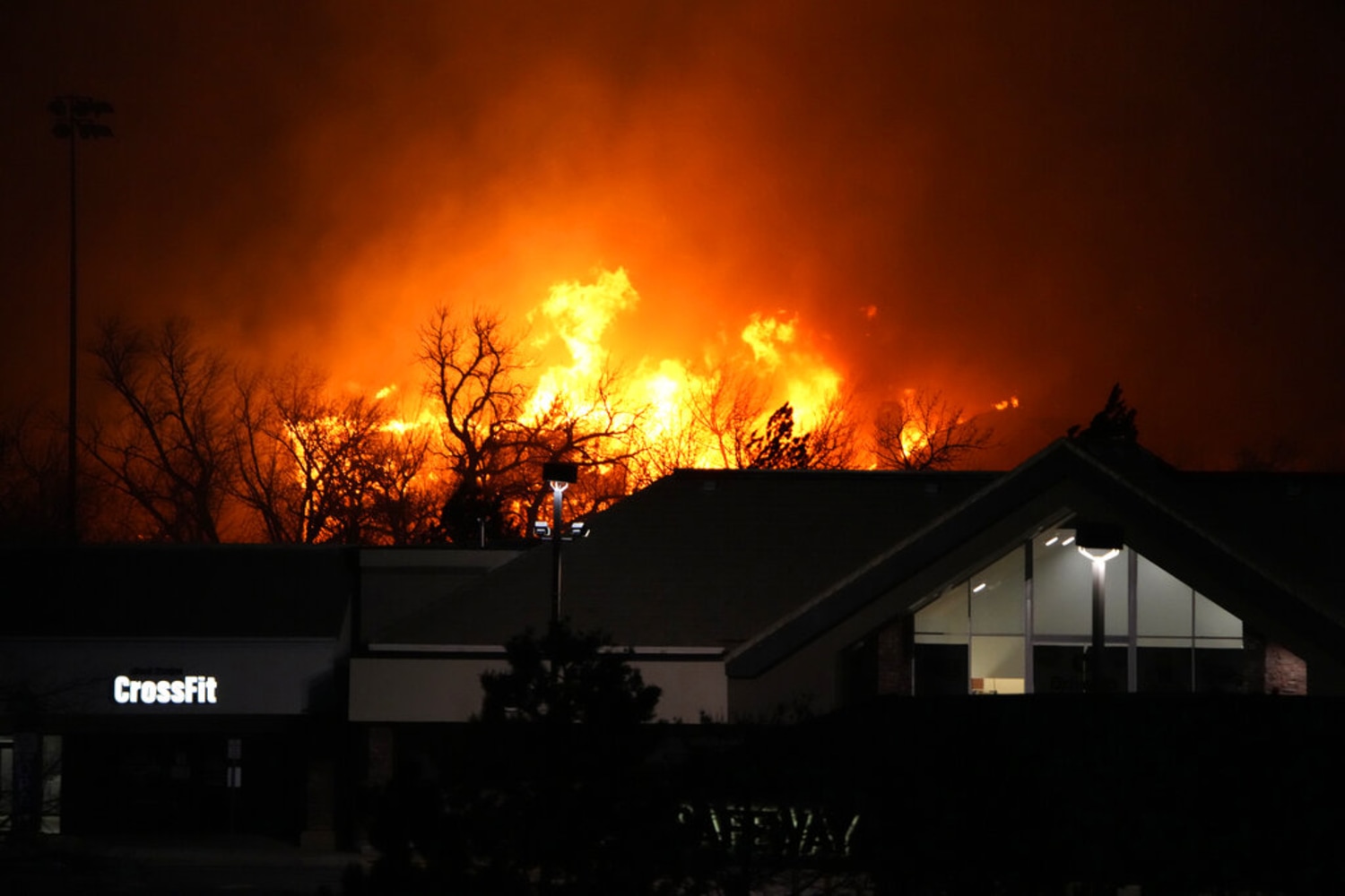 Casa de madeira é consumida por incêndio em São Vicente, image size:1500x1000
