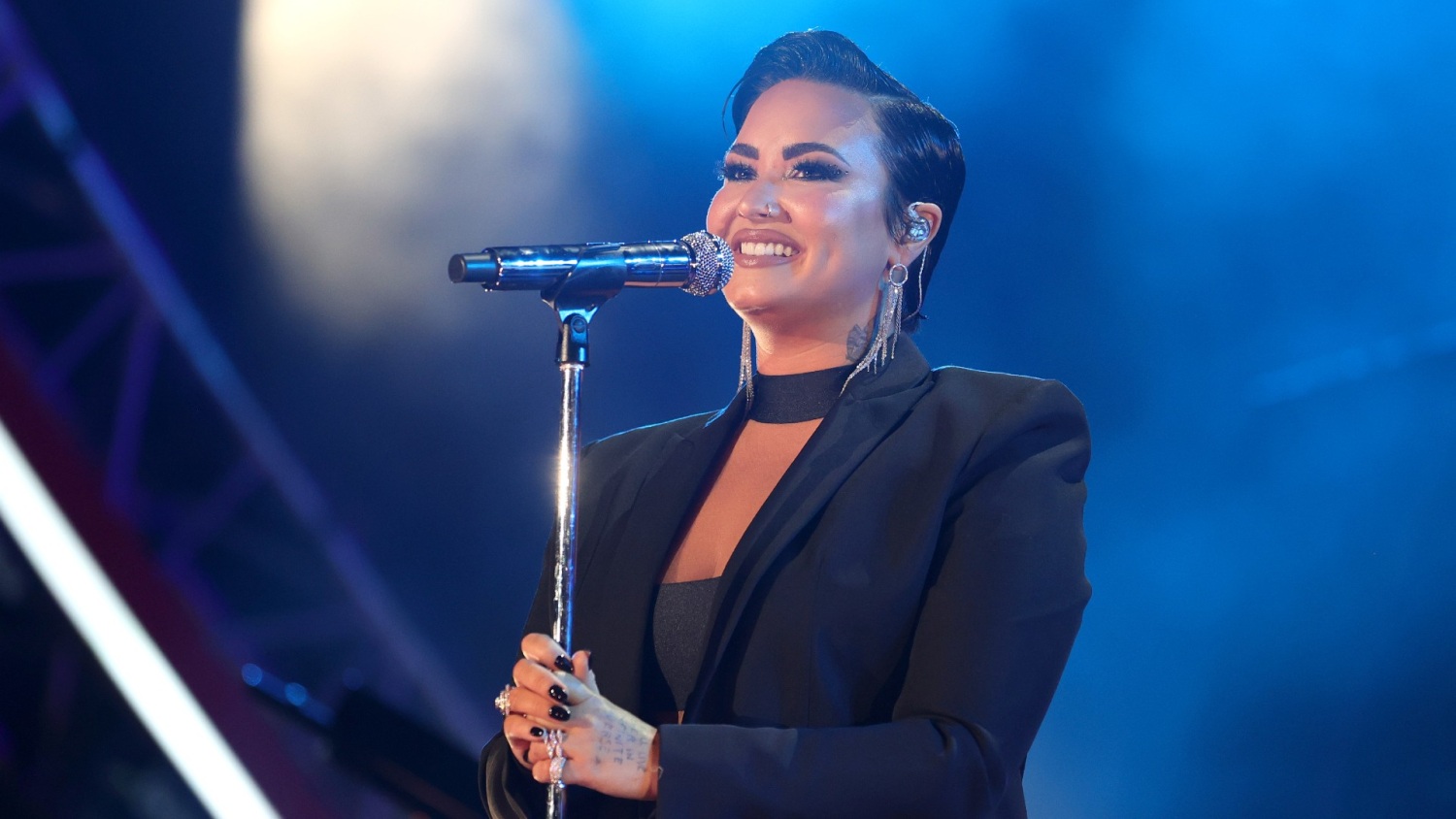 demi lovato pelo corto azul