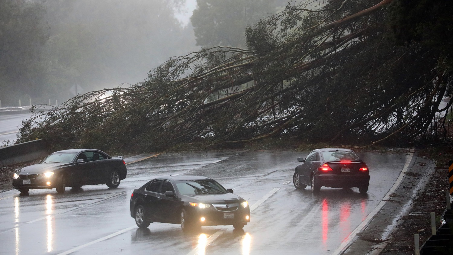 Fuertes tormentas azotan la Costa Oeste mientras otras regiones de Estados  Unidos registran temperaturas de primavera