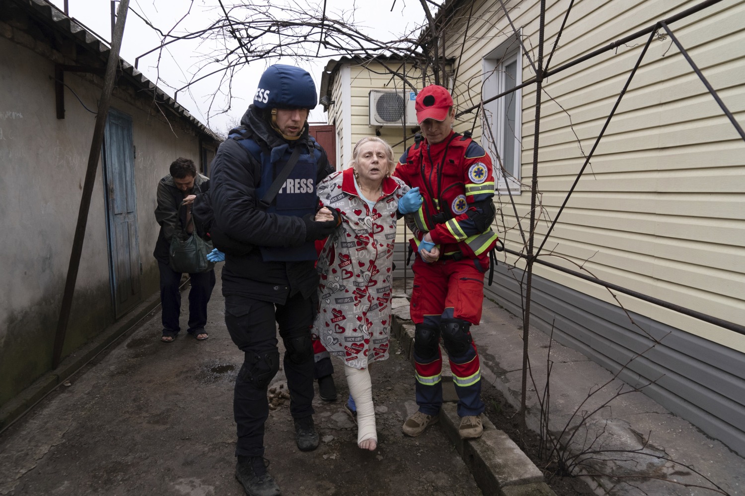 Russian siege of Mariupol, Ukraine: Last journalists flee