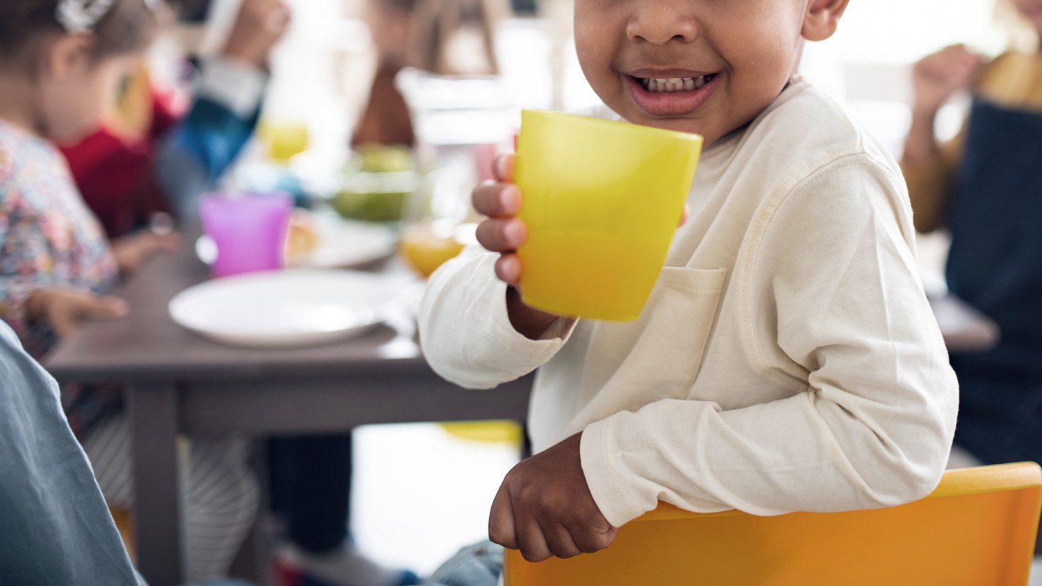 Un niño compartió una bebida de tequila con sus compañeros en un jardín  infantil de Michigan