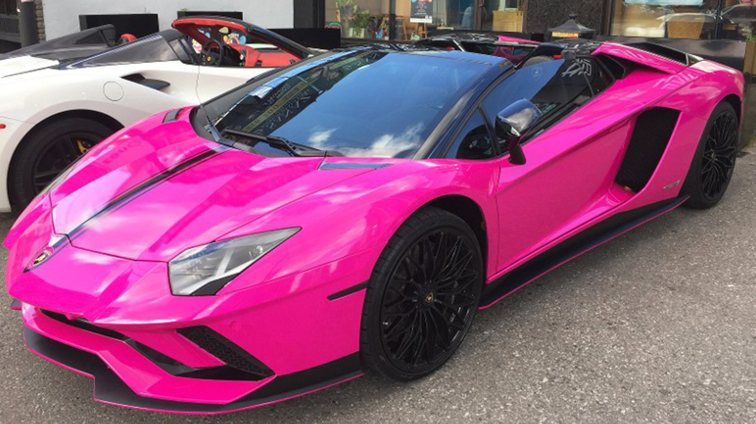 Ex novia de Nicky Jam vende Lamborghini rosado que él le regaló