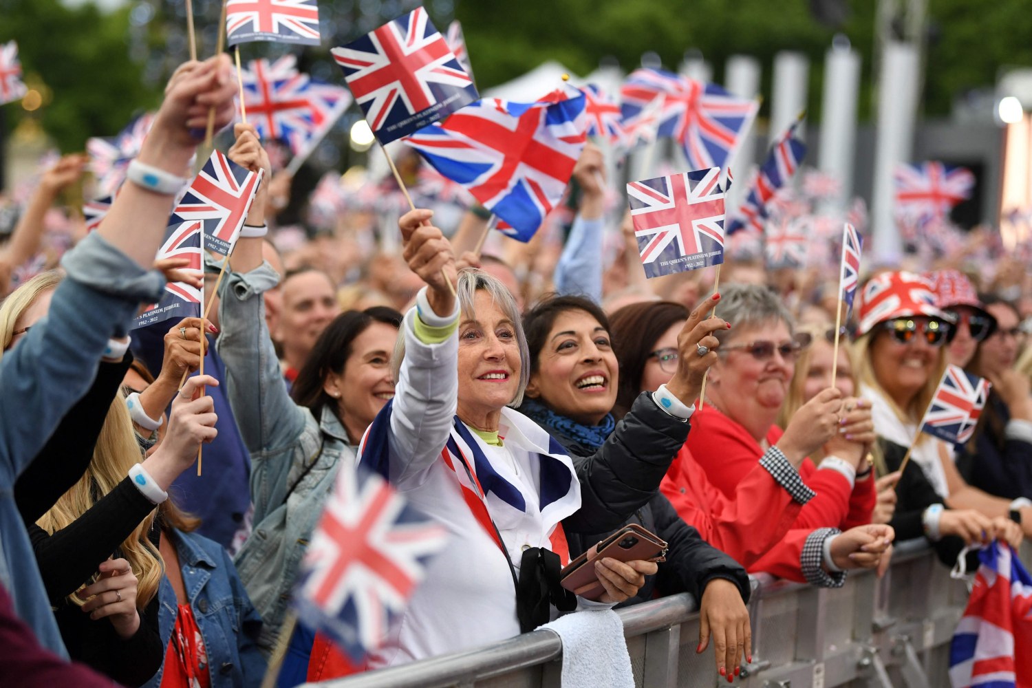 Windsor, Berkshire, UK. 15th May, 2022. Northern Ireland dancers Emerald  Storm. Crowds were thrilled to watch the Platinum Jubilee Celebration this  evening in the presence of Queen Elizabeth II. The theatrical event