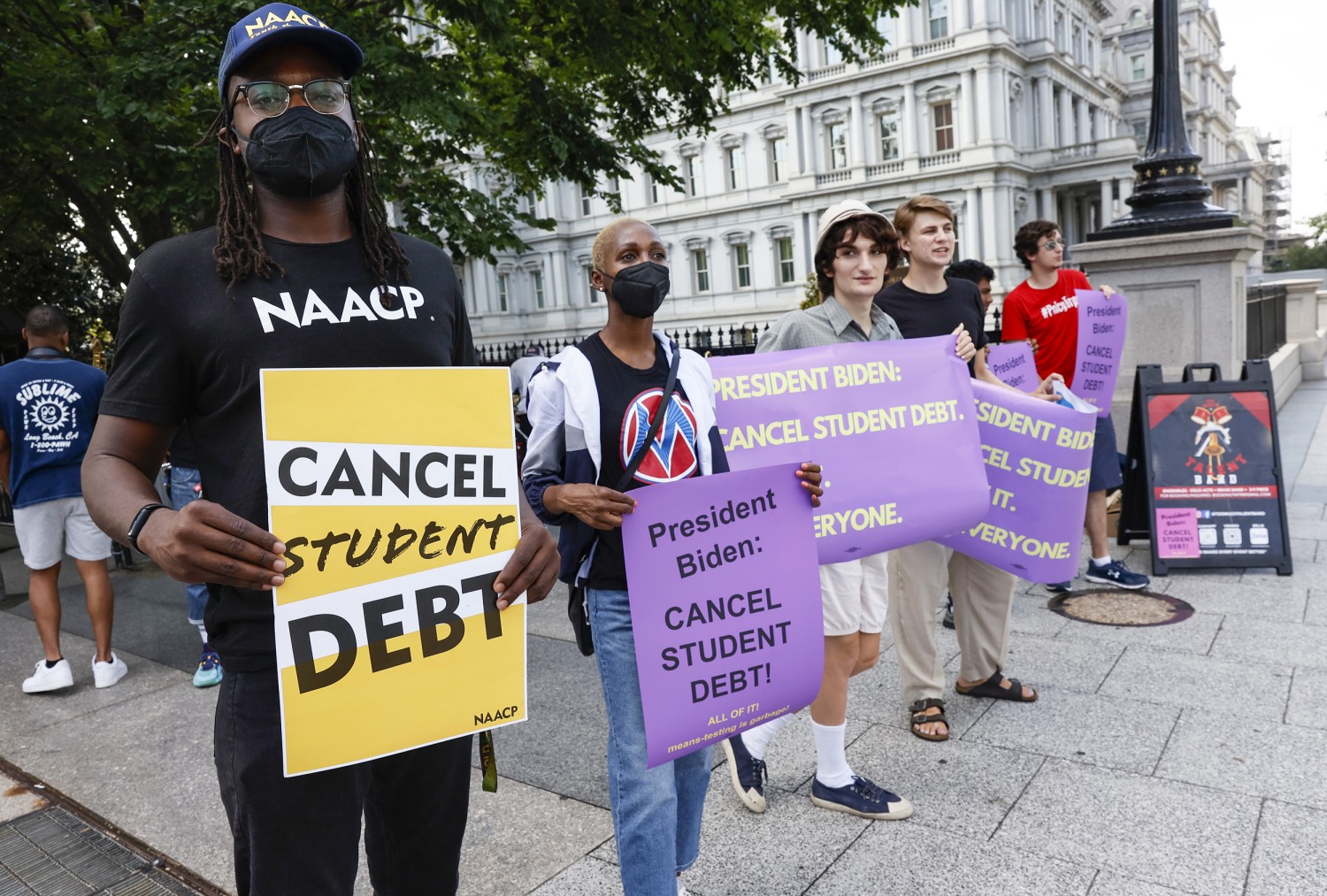 Borrowers, lenders left in limbo as deadline to extend student loan payment  pause nears