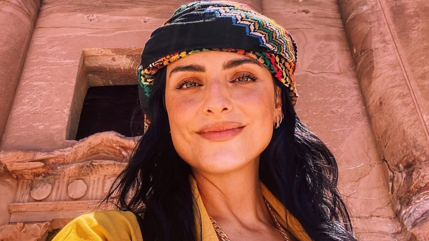 Aislinn Derbez y el práctico mundo que guarda en su bolso