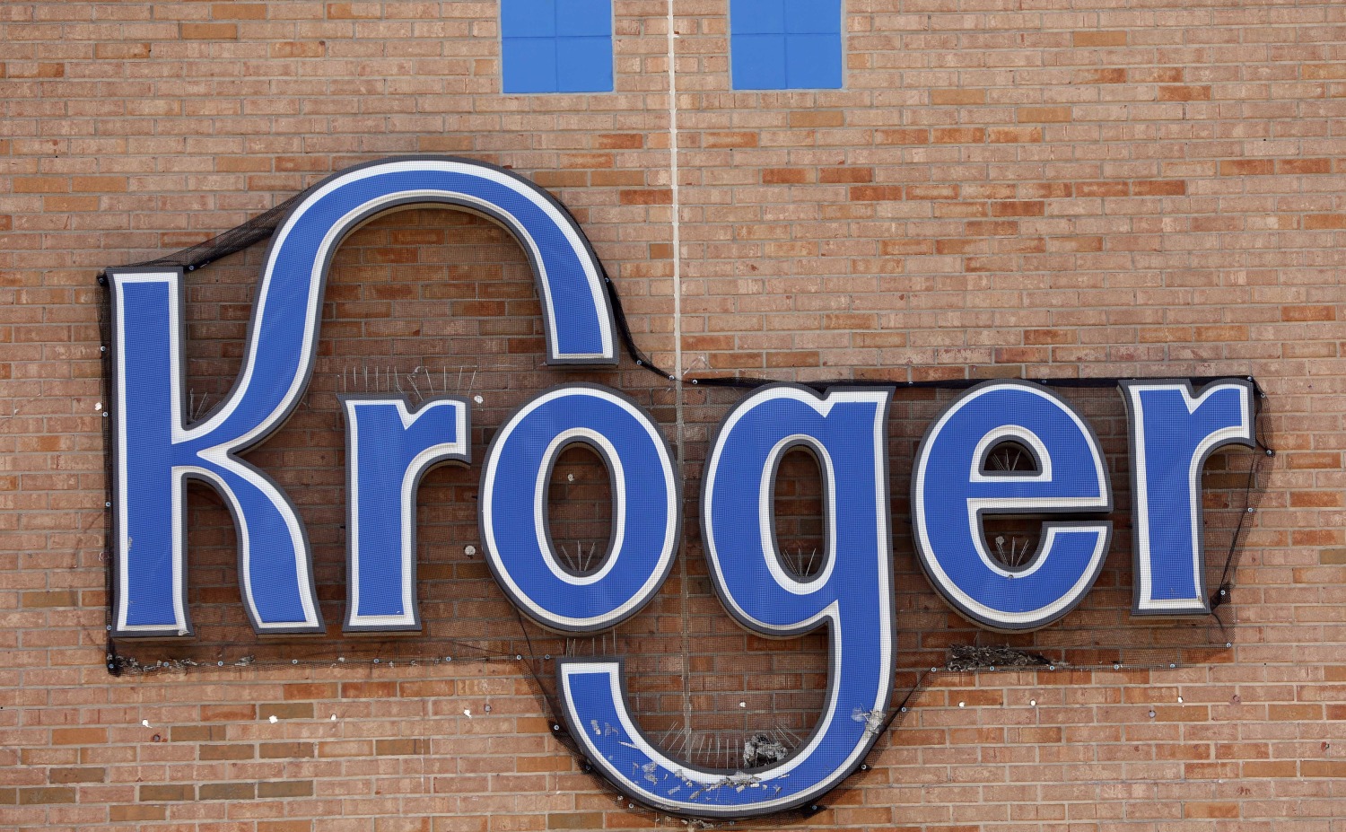 Kroger pagará a 2 extrabajadoras que se negaron a llevar un logo