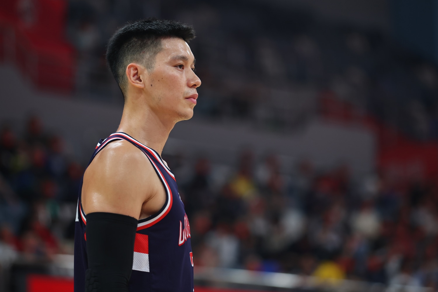 NBA basketball star Jeremy Lin (L) shows his basketball jersey at a  promotional activity held by KFC during his Linsanity tour in Shanghai,  China, 16 Stock Photo - Alamy