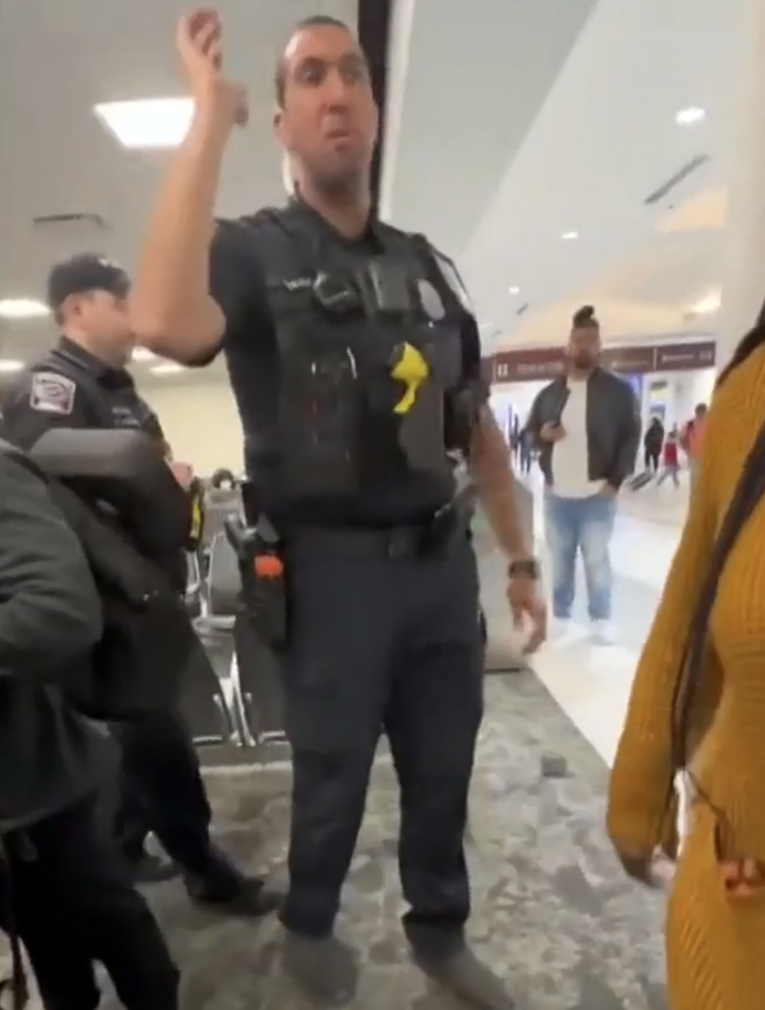 airport police vs police｜TikTok Search