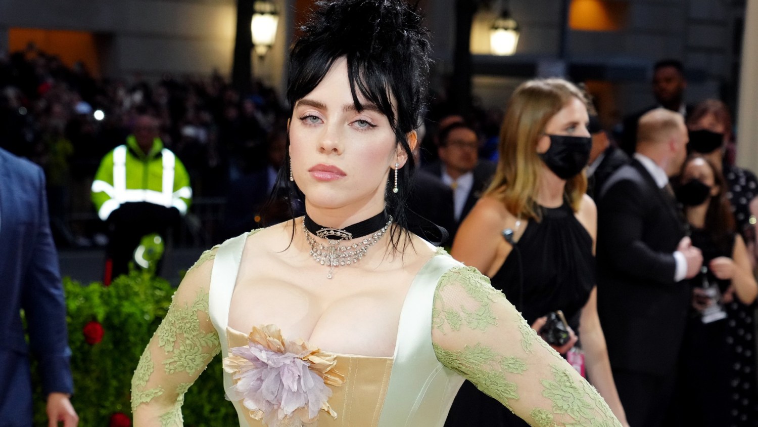 Billie Eilish es víctima de delincuencia tras asalto a su casa