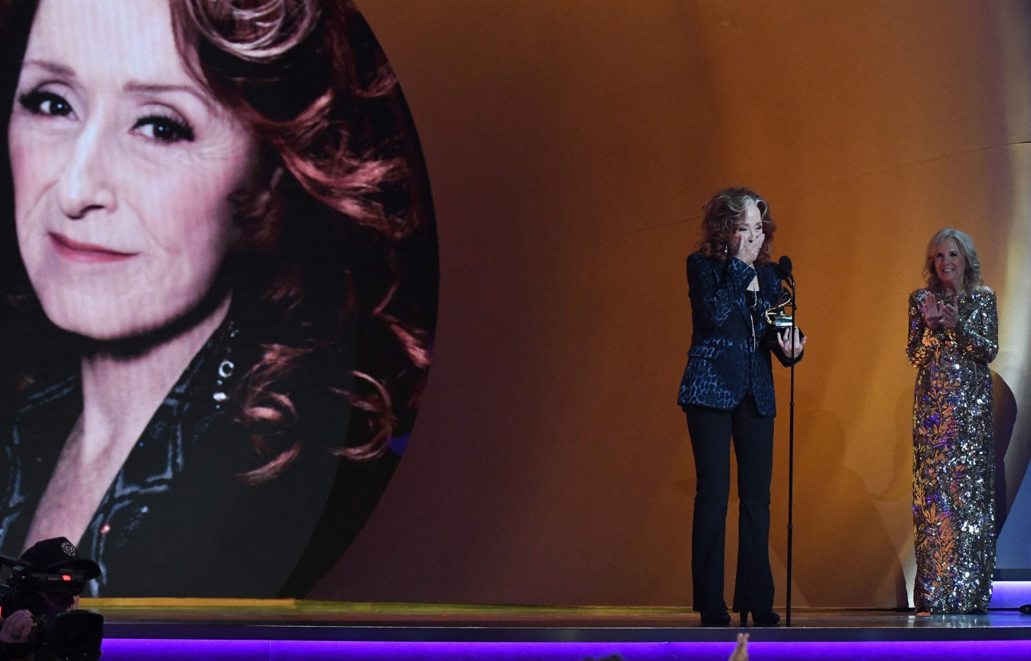 Bonnie Raitt Looked Stunned After She Won Song Of The Year Grammy