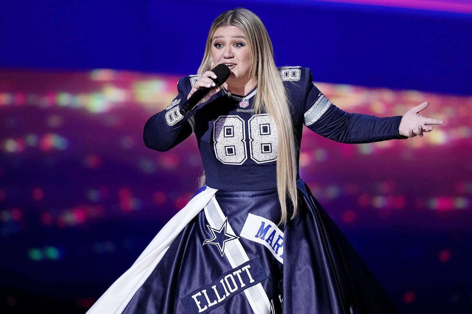 Kelly Clarkson Wears Custom Dallas Cowboys Dress at NFL Honors 2023 – WWD