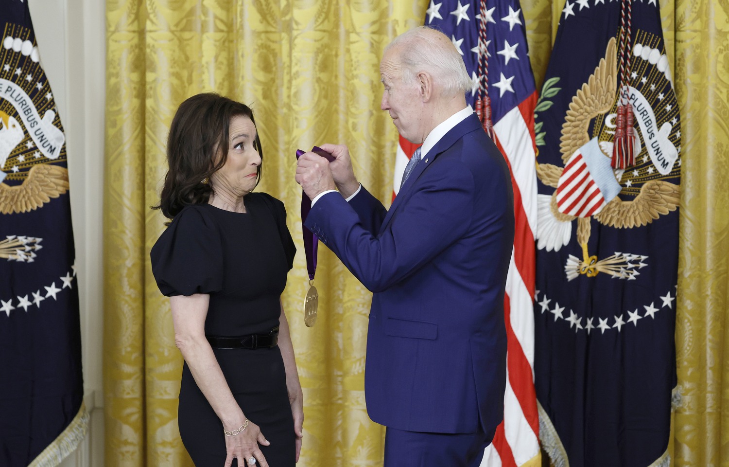 Julia Louis-Dreyfus Hilariously Reacts To Biden Awarding Her National Medal  Of Arts, image size:1500x960