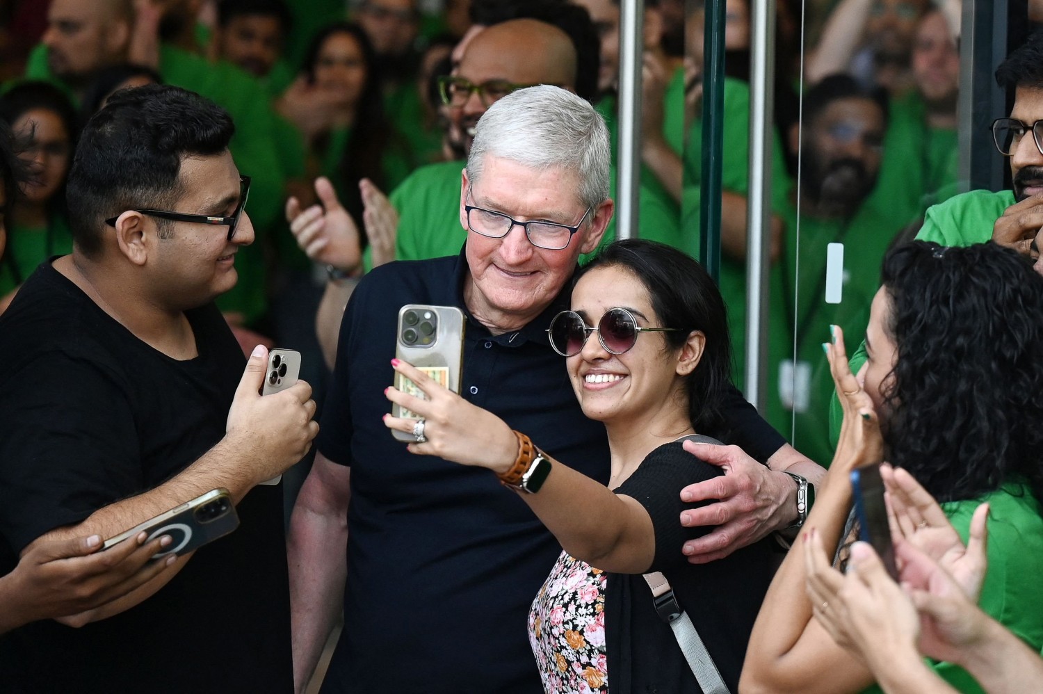 Tim Cook opens first Apple store in India - KTVZ