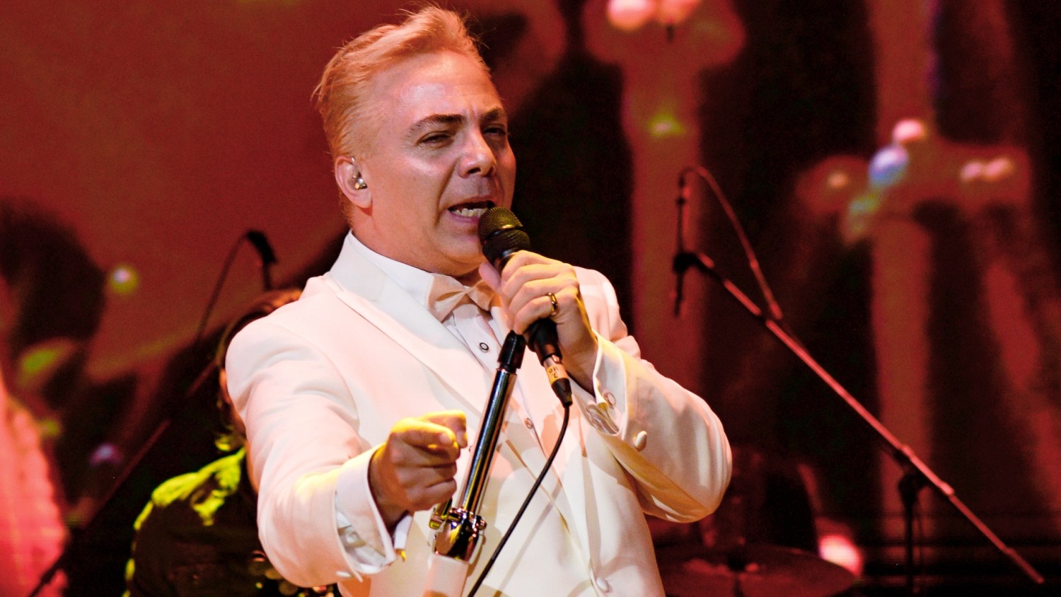 Cristian Castro se queda en ropa interior en pleno concierto
