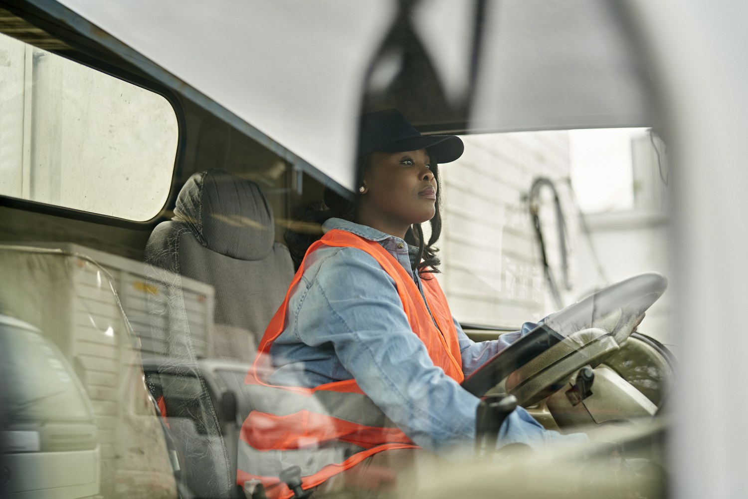 Más mujeres se vuelven camioneras en medio de una escasez de conductores en  el sector