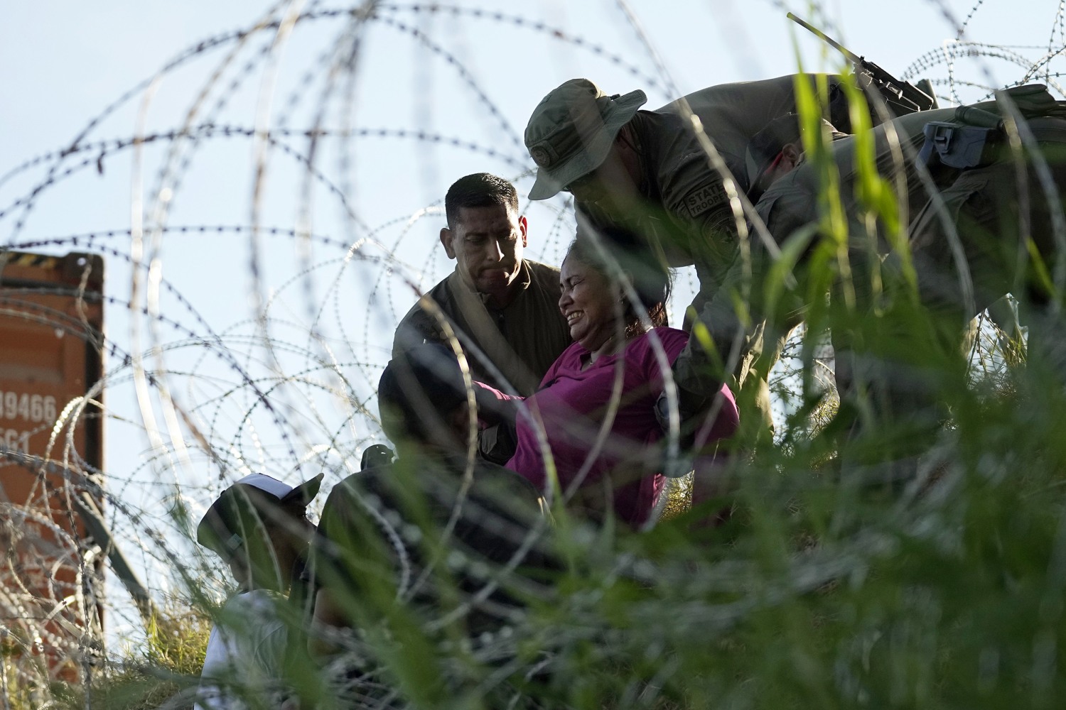 Texas coloca cerca alambre frontera estatal con Nuevo México Greg Abbott, image size:1500x1000