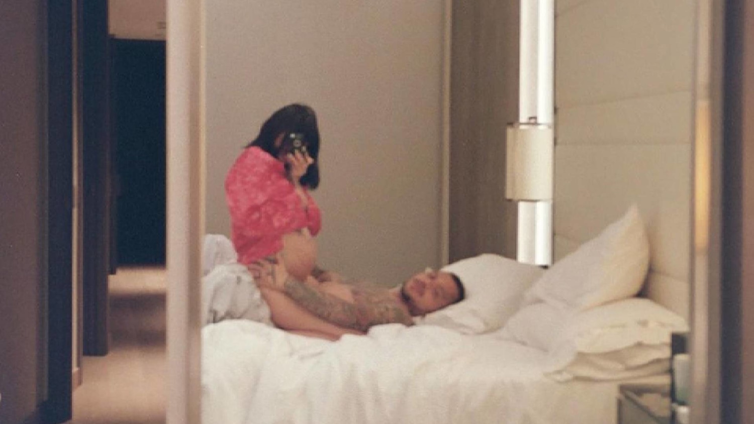 Christian Nodal y Cazzu protagonizan romántica portada en Vogue