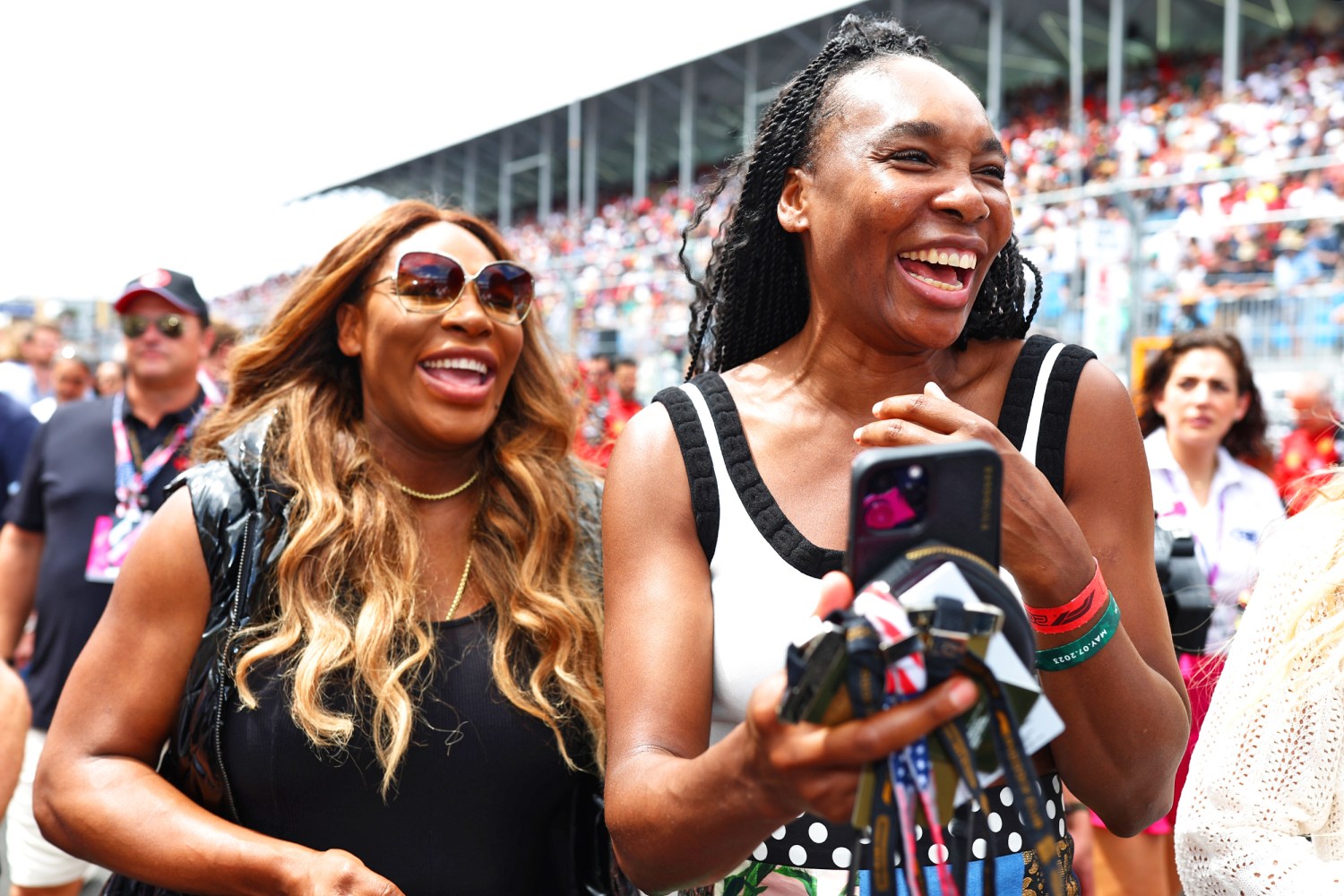 Serena Williams Captures Sister Venus Williams' Reaction To Baby Gender  Reveal