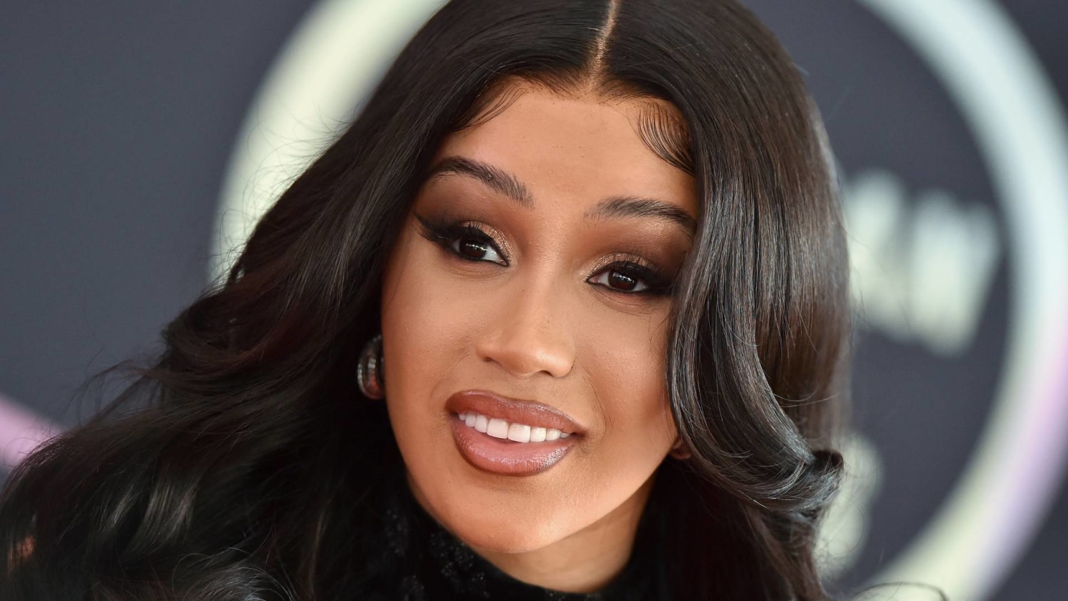 Cardi B cree que un fantasma quiere tener sexo con ella – Telemundo