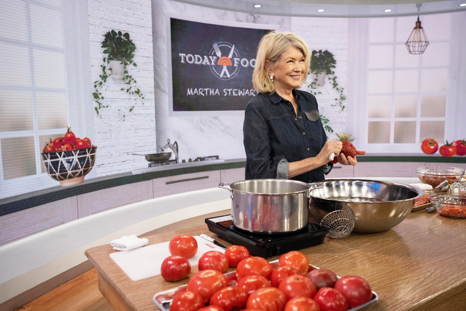 https://media-cldnry.s-nbcnews.com/image/upload/t_fit-1500w,f_auto,q_auto:best/rockcms/2023-09/martha-stewart-summer-tomatoes-zz-230920-139e8f.jpg