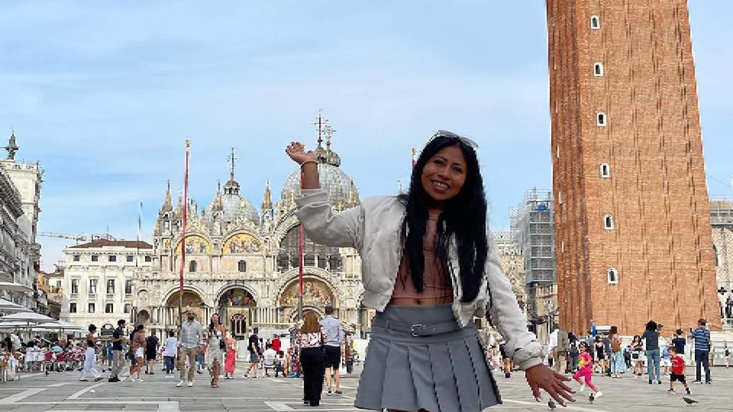 Yalitza Aparicio pasea en Venecia con sexy falda de colegiala