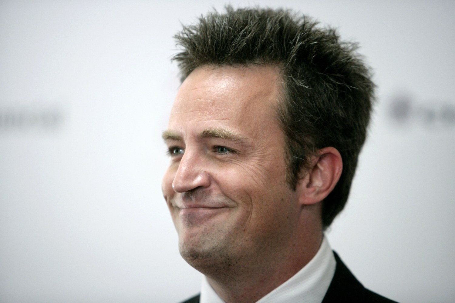 Matthew Perry fans flock to 'Friends' apartment in NYC